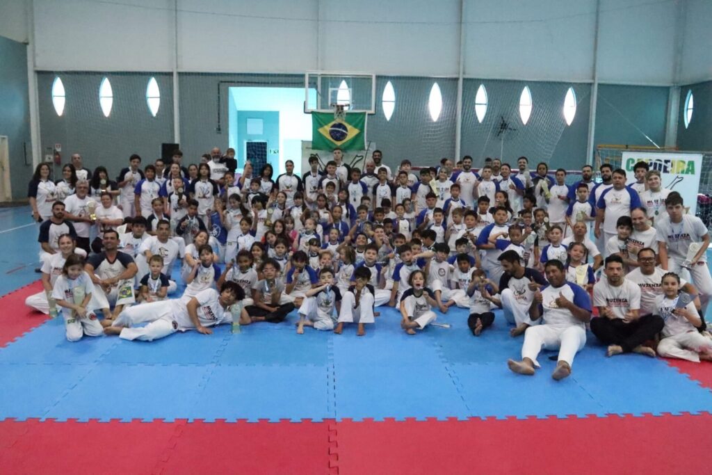 Capoeiristas reunidos na foto de divulgação do Circuito Municipal de Capoeira de Ponta Grossa