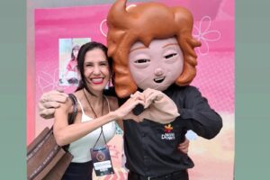 Carolina Capuruço, ao lado de pessoa vestida com fantasia que representa pessoa com Síndrome de Donw