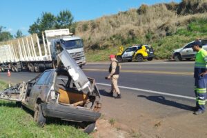 Carro que capotou em rodovia de Jaguariaíva