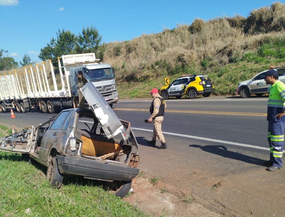 Carro que capotou em rodovia de Jaguariaíva