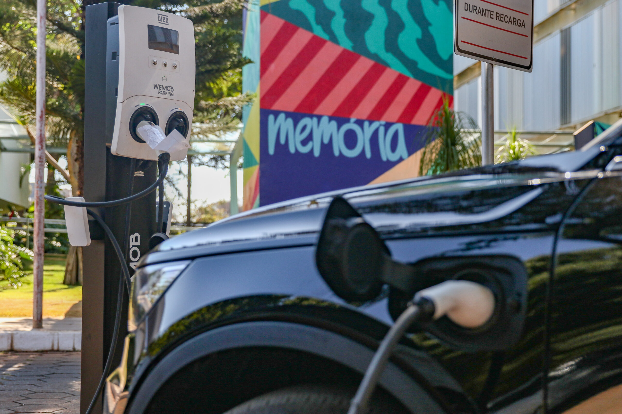 Carro elétrico sendo carregado em ponto recarga em Brasília