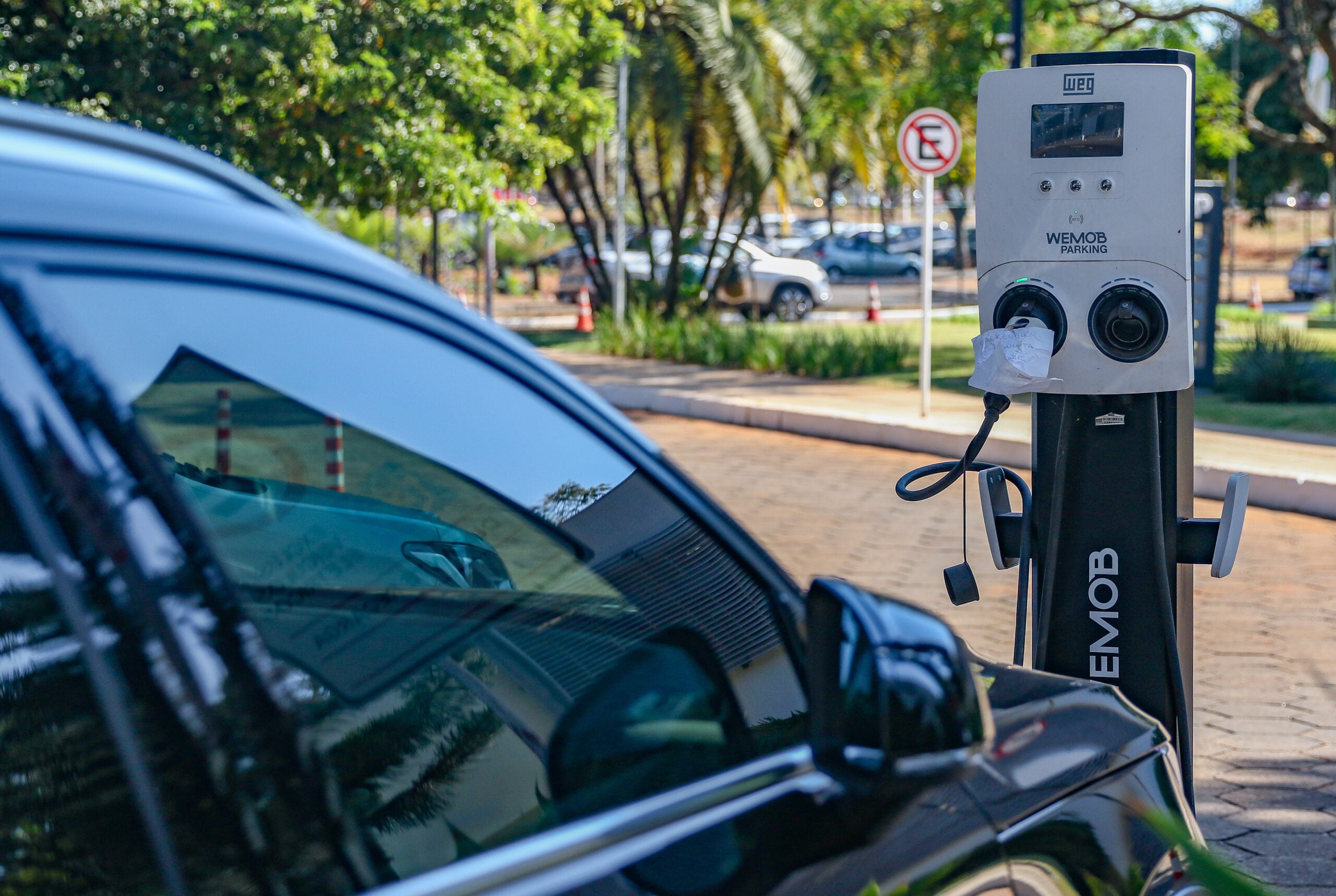 Carro elétrico sendo carregado em ponto recarga em Brasília