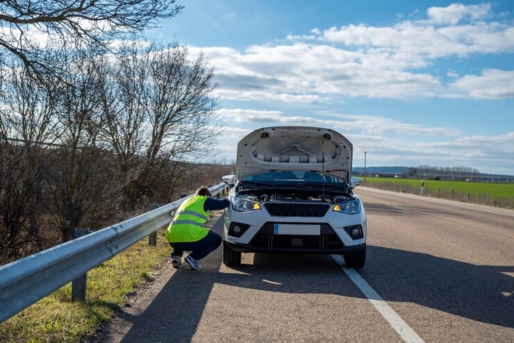 carro-quebrado-parado-no-acostamento-da-estrada_687470-156