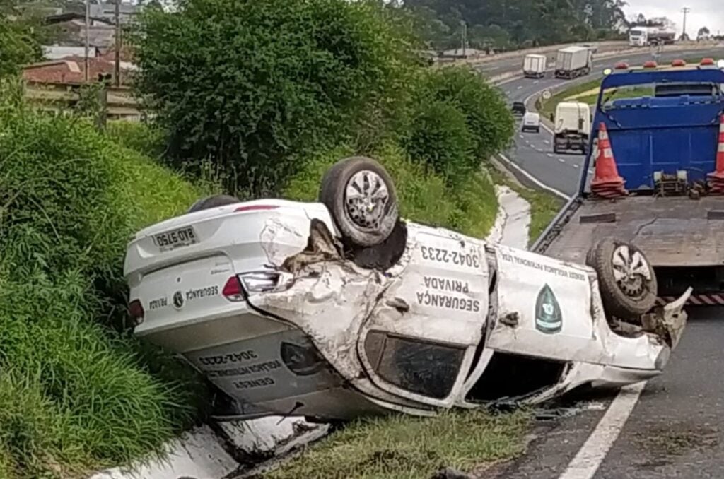 Carro tombado em rodovia de Carambeí