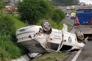 Carro tombado em rodovia de Carambeí