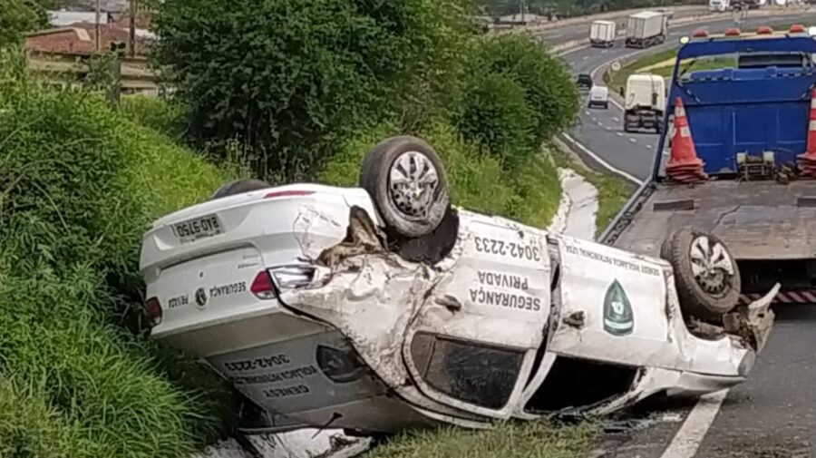 Carro tombado em rodovia de Carambeí