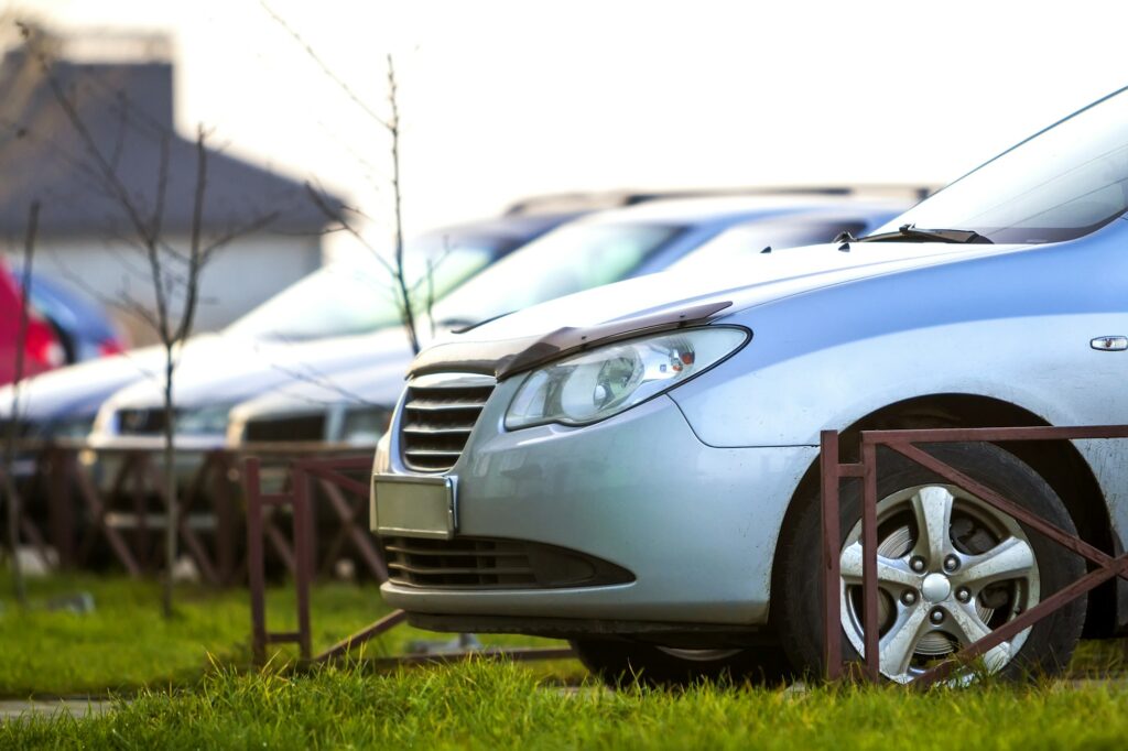 Carros estacionados em área externa sem cobertura