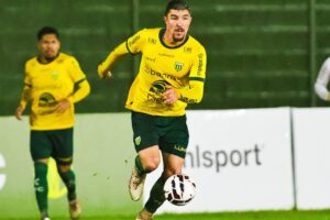 Volante Charles Raphael conduzindo a bola em jogo de futebol pelo Ypiranga-RS