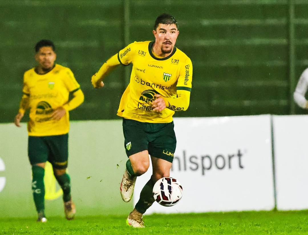 Volante Charles Raphael conduzindo a bola em jogo de futebol pelo Ypiranga-RS