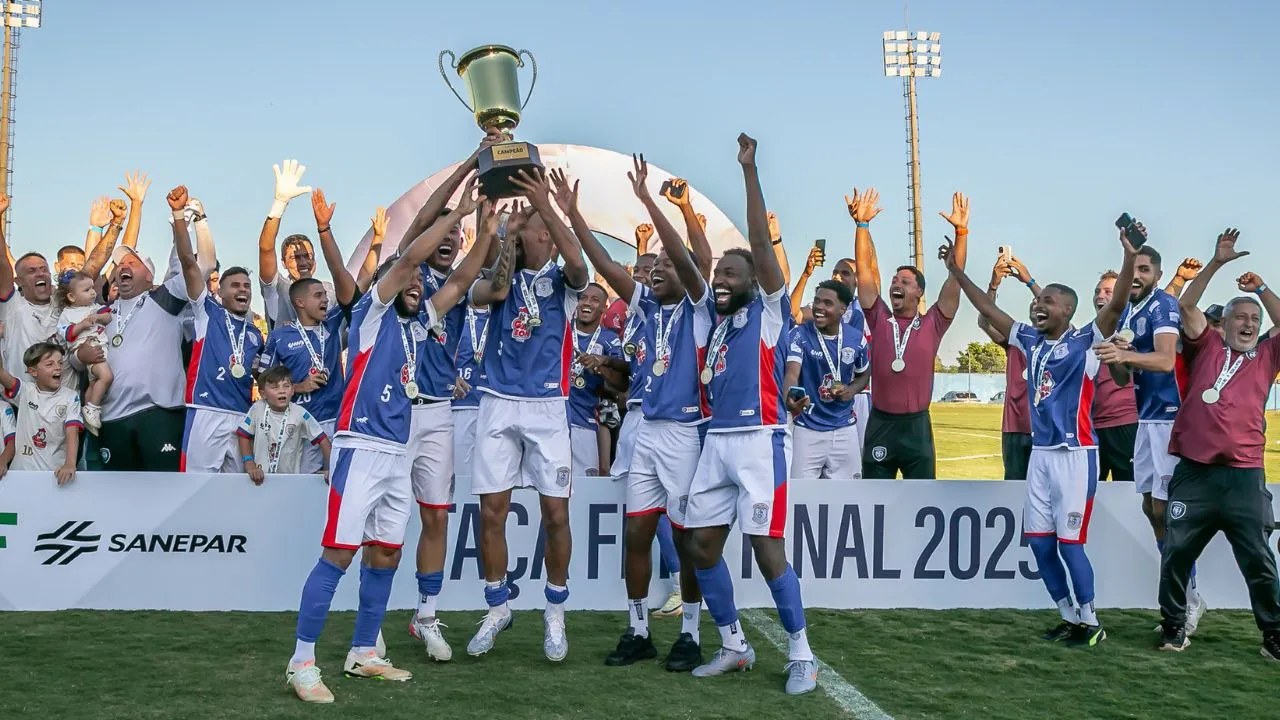 Time do Cianorte comemorando título da Taça FPF, que abriu nova vaga à Copa do Brasil