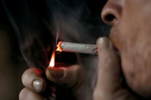 Pessoa acedendo um cigarro