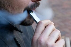 Homem usando cigarro eletrônico