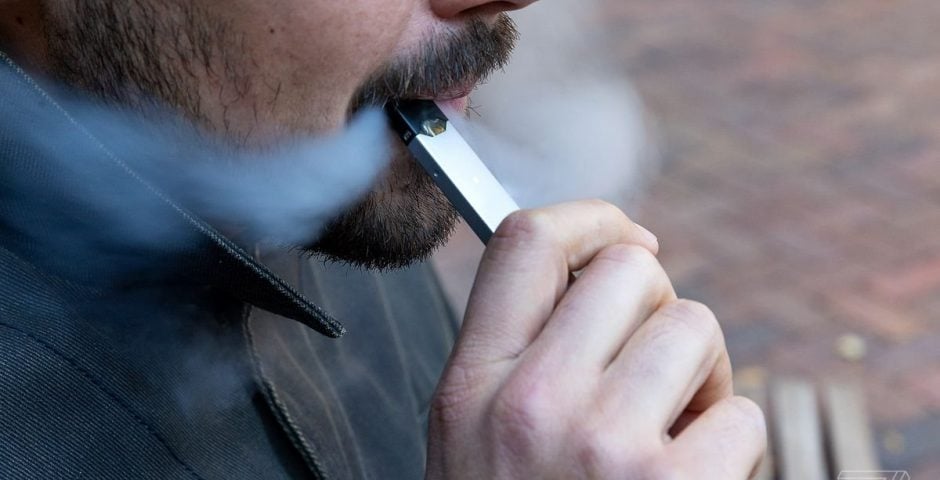 Homem usando cigarro eletrônico