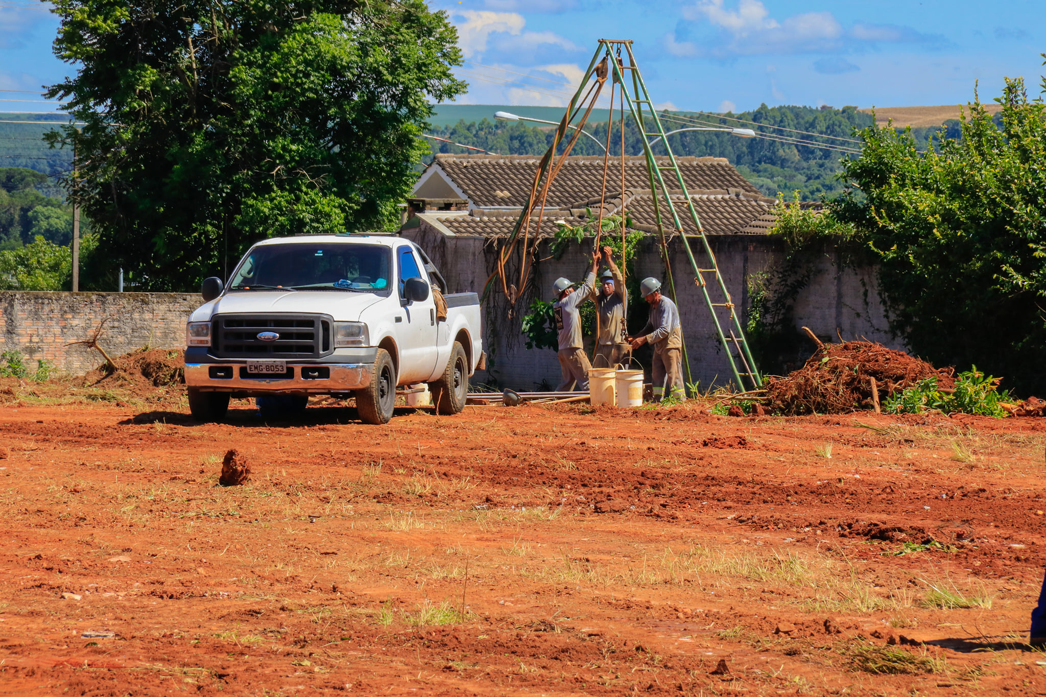 Homens em canteiro de obras