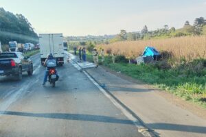 Imagem mostra uma carreta que saiu da pista e caiu fora da rodovia