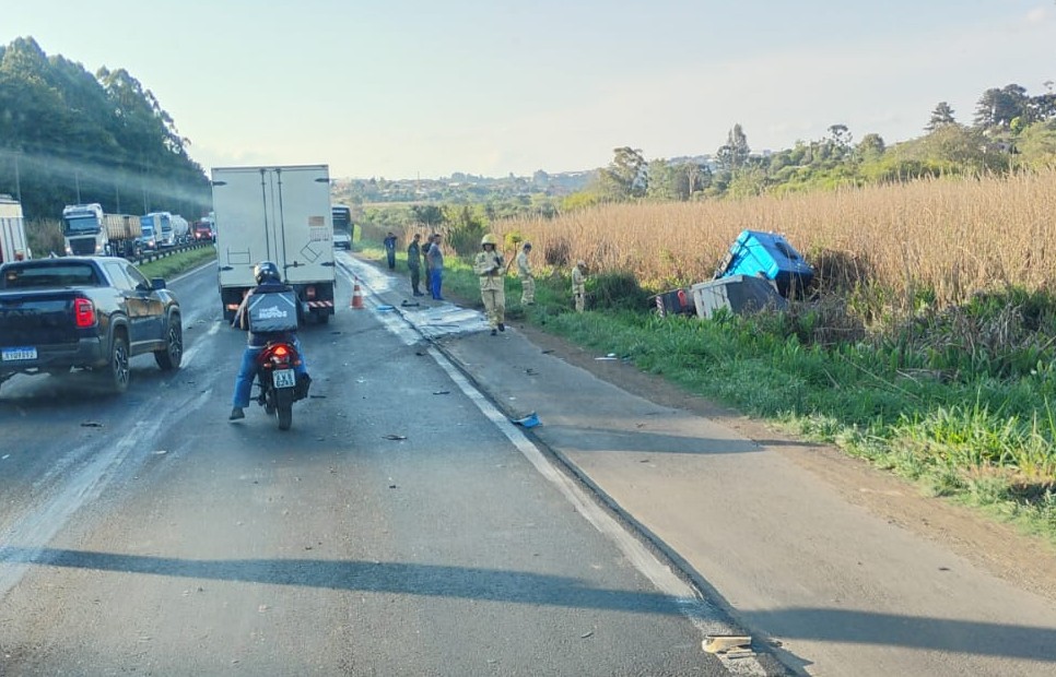 Imagem mostra uma carreta que saiu da pista e caiu fora da rodovia