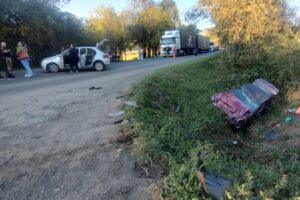 Acidente entre dois carros na rodovia PR-438, entre Irati e Fernandes Pinheiro