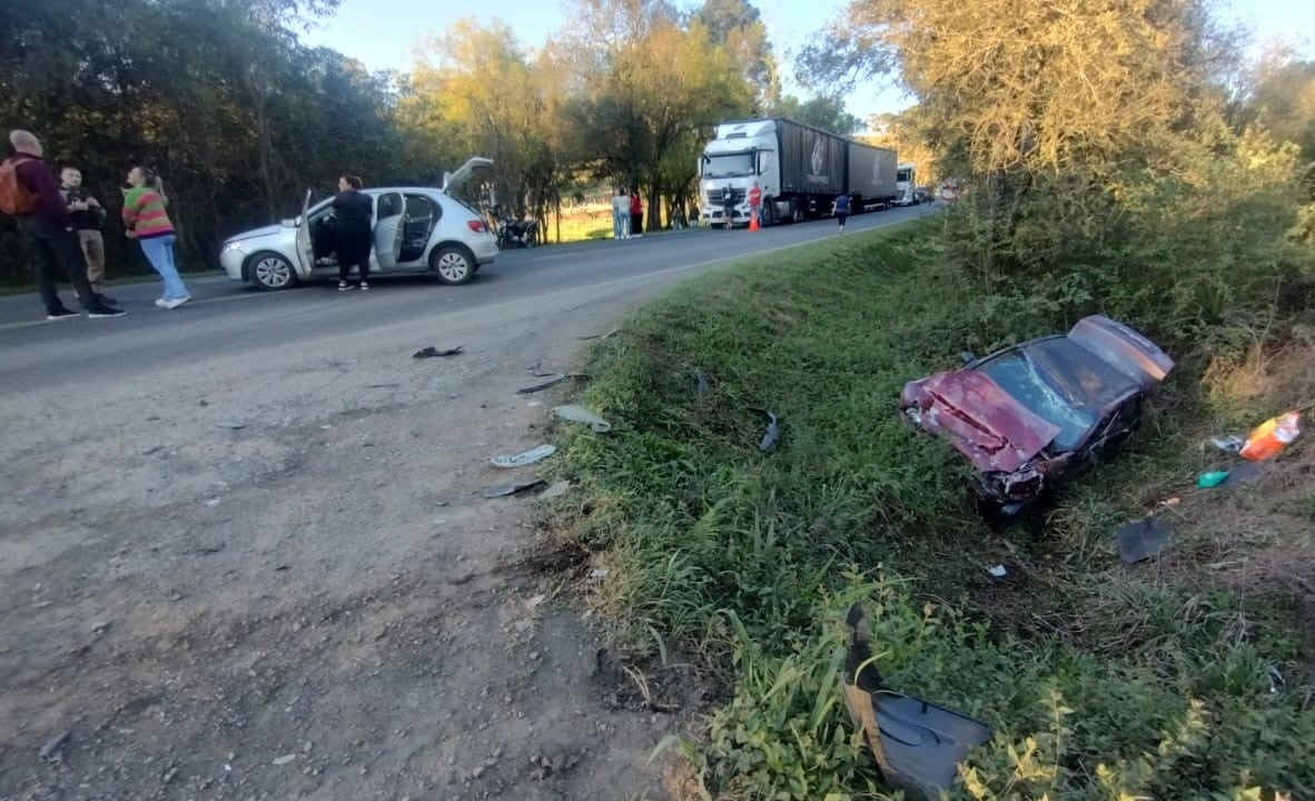 Acidente entre dois carros na rodovia PR-438, entre Irati e Fernandes Pinheiro