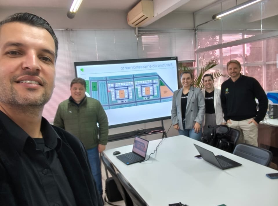 Secretários Rodrigo Morais e Edmir Kirchof receberam representantes da Construtora Prestes