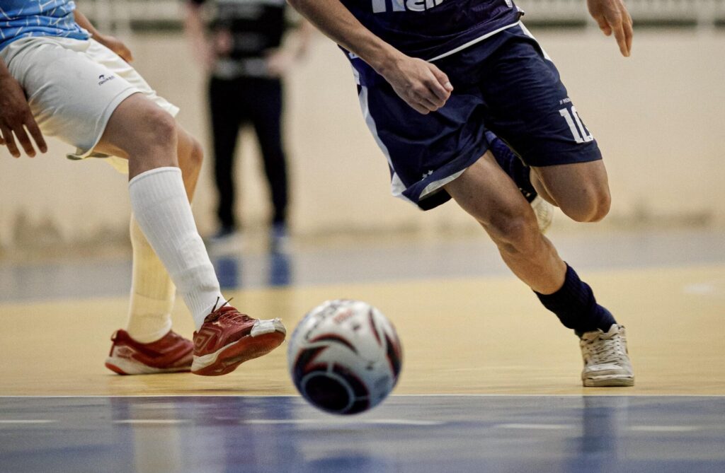 Disputa de jogo de futsal