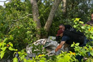 Policiais fazem perícia em área de mata após localizarem corpo de homem desaparecido, em Porto Amazonas