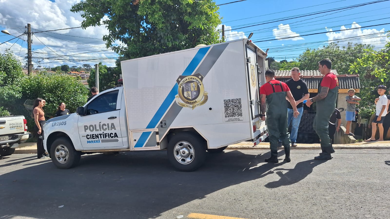 Polícia Científica atendendo ocorrência de achado de corpo