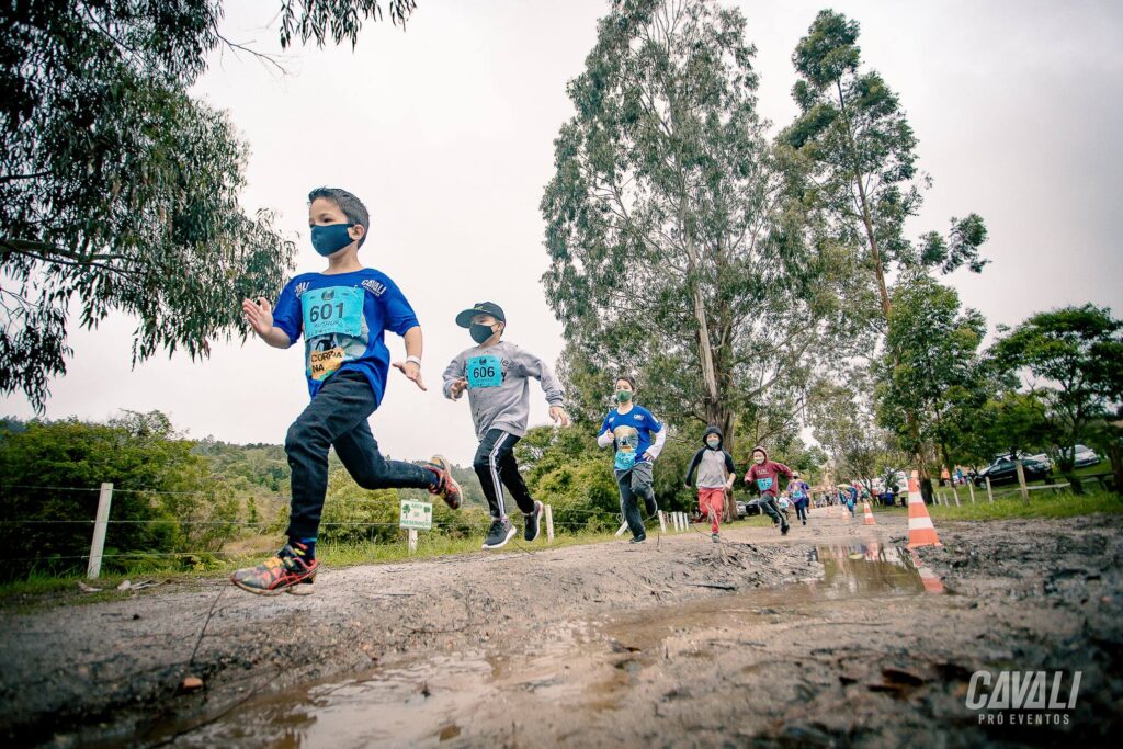 Foto de crianças participando da Corrida Na Roça, que mescla esporte e ecoturismo