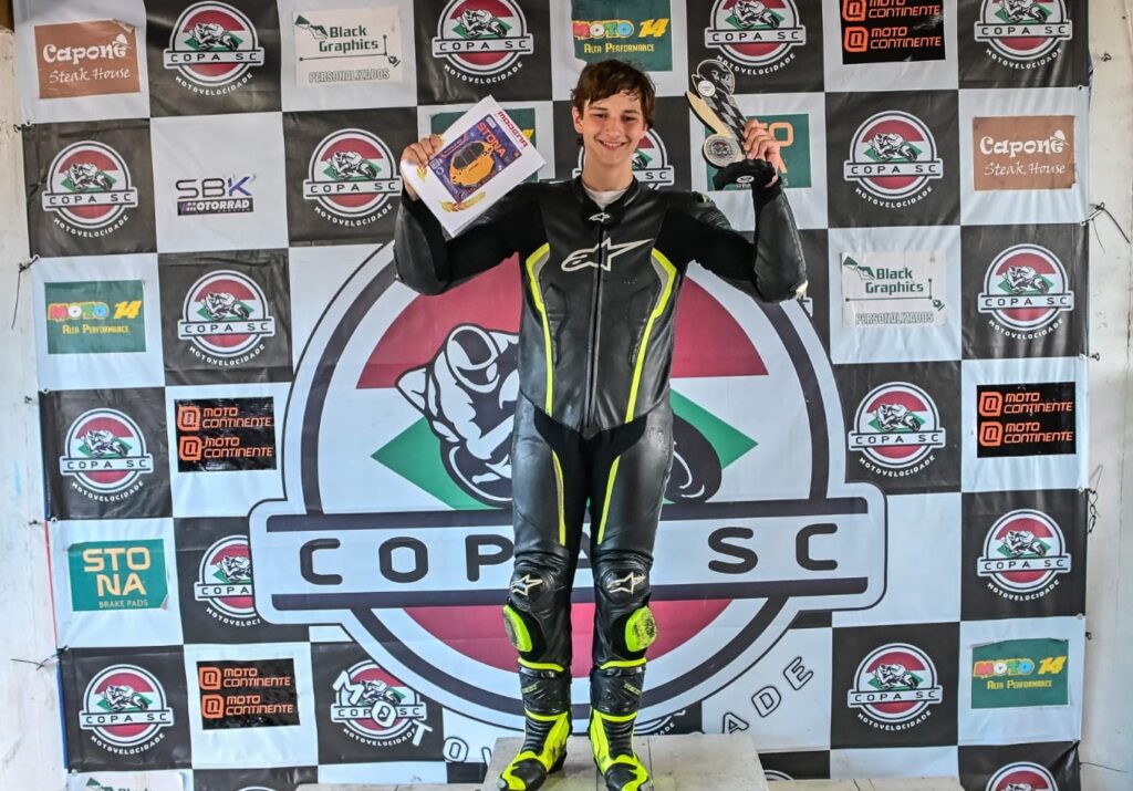 Piloto de Ponta Grossa, Daniel Tomelin, em primeiro lugar no pódio da Copa SC de Motovelocidade