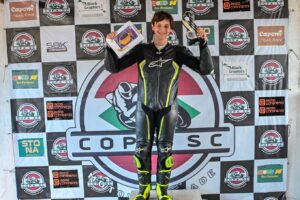 Piloto de Ponta Grossa, Daniel Tomelin, em primeiro lugar no pódio da Copa SC de Motovelocidade
