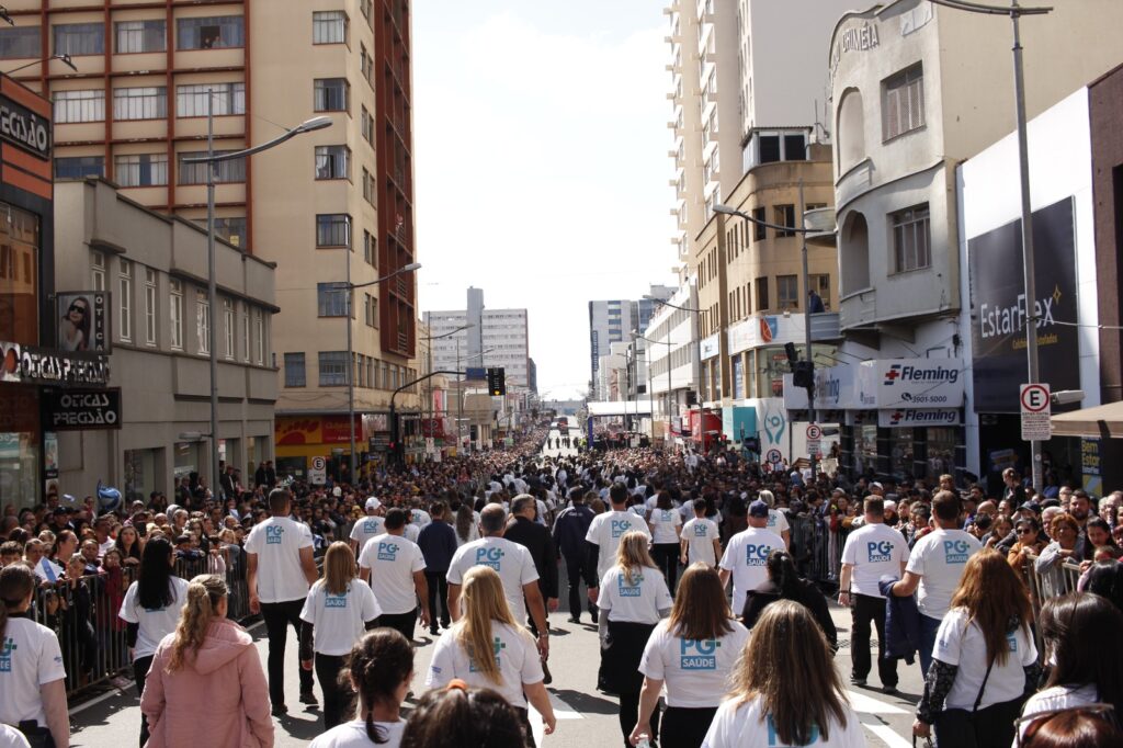 Desfile tradicional de 7 e 15 de setembro, na Avenida Vicente Machado, em Ponta Grossa, ilustra a previsão do tempo.