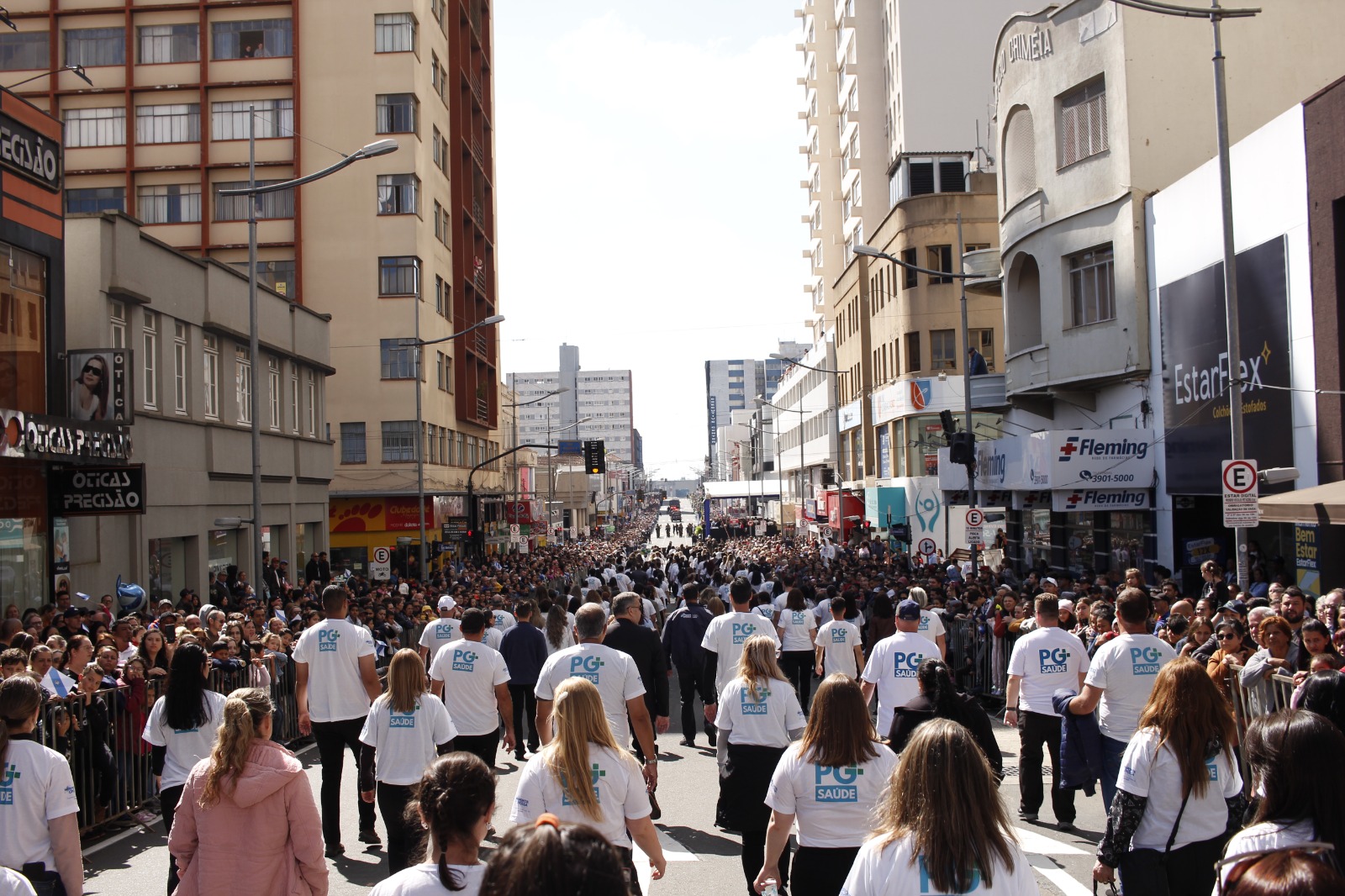 Desfile tradicional de 7 e 15 de setembro, na Avenida Vicente Machado, em Ponta Grossa, ilustra a previsão do tempo.