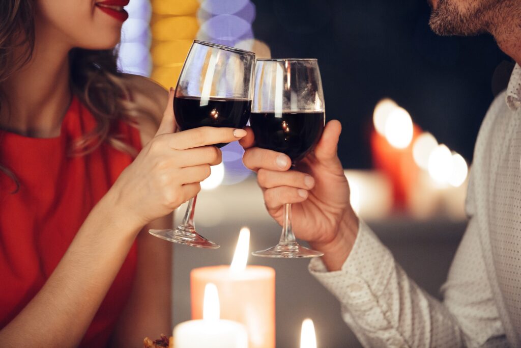 Foto de um casal brindando, que ilustra a matéria sobre as expectativas para o dia dos namorados em ponta grossa