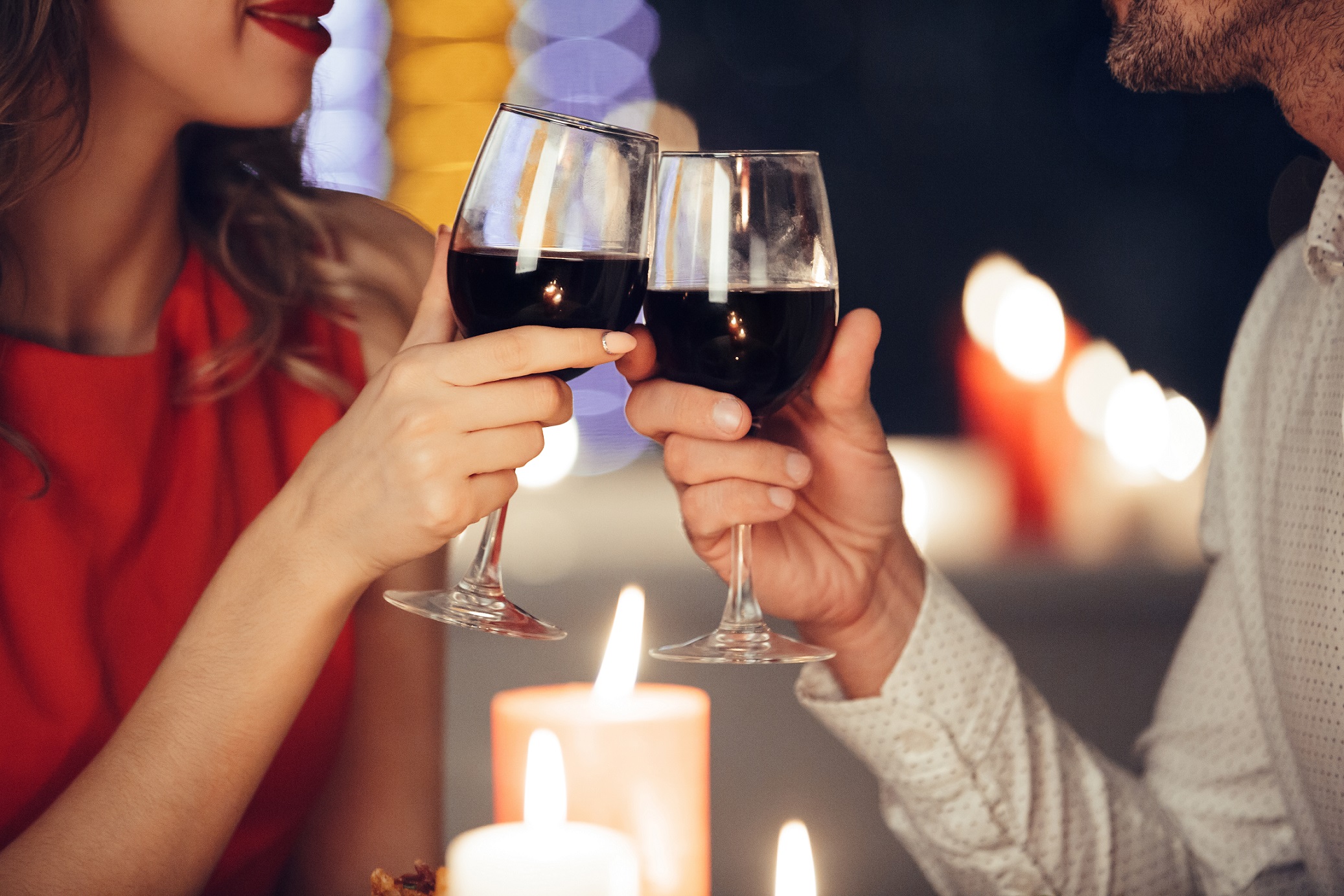 Foto de um casal brindando, que ilustra a matéria sobre as expectativas para o dia dos namorados em ponta grossa