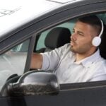Dirigir com fone de ouvido
