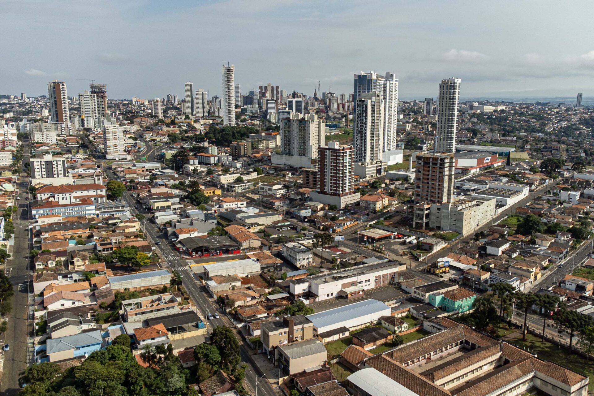 Foto aérea do Centro de PG ilustra a previsão do tempo