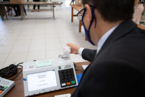 Mesário em trabalho durante eleições, tirando extrato de votação