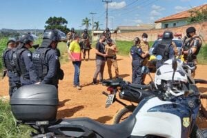 Foto de comitiva fazendo inspeção no Parque dos Sabiás, em área que foi alvo de tentativa de ocupação pela FNL