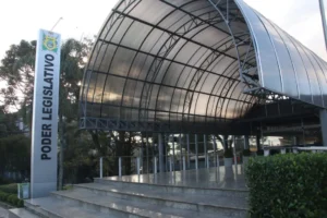 Fachada da Câmara Municipal de Ponta Grossa, onde foi votado o projeto que revoga nome à rua considerada inexistente
