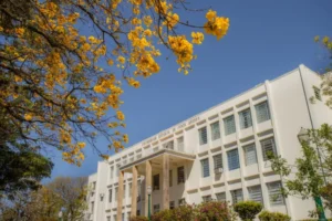 Fachada do Campus Central da Universidade Estadual de Ponta Grossa, que manifestou nota de solidariedade à estudante de Direito que caiu de um prédio nesta semana