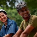 Ciclistas na rua.