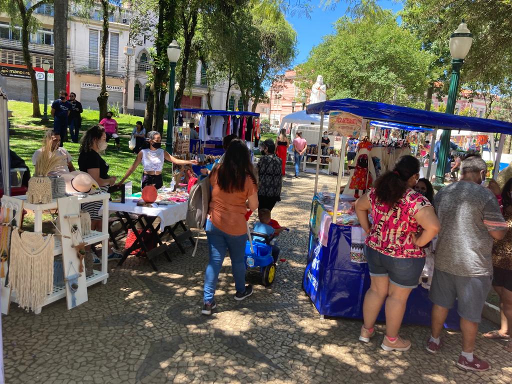 Pessoas passeando pela Feira da Barão em Ponta Grossa