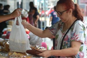 Mulher fazendo compra em feira