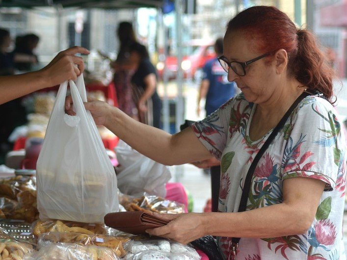 Mulher fazendo compra em feira