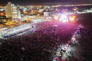 Vista aérea de show do Verão Maior Paraná no Litoral