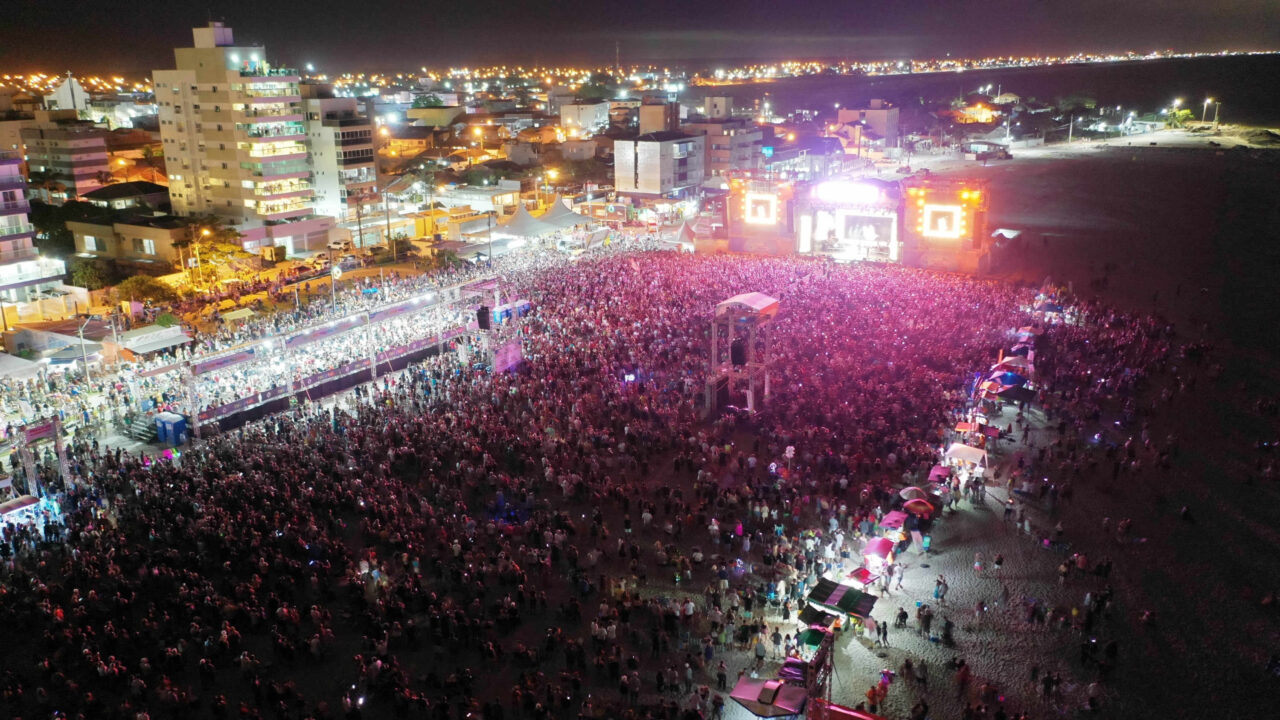 Vista aérea de show do Verão Maior Paraná no Litoral