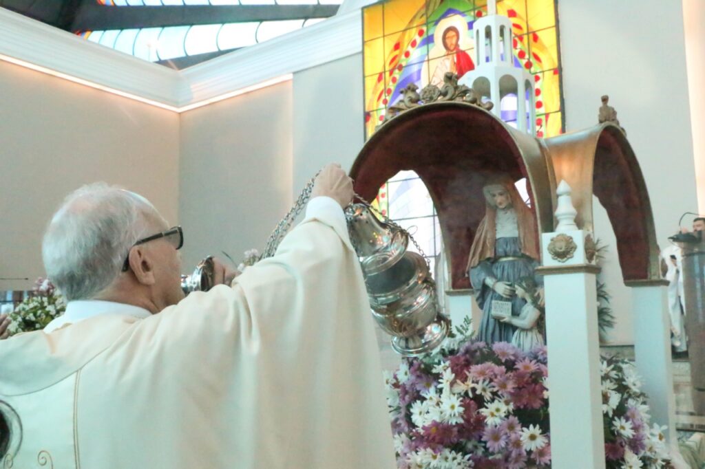 Bispo de Ponta Grossa celebra em altar