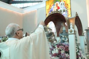Bispo de Ponta Grossa celebra em altar
