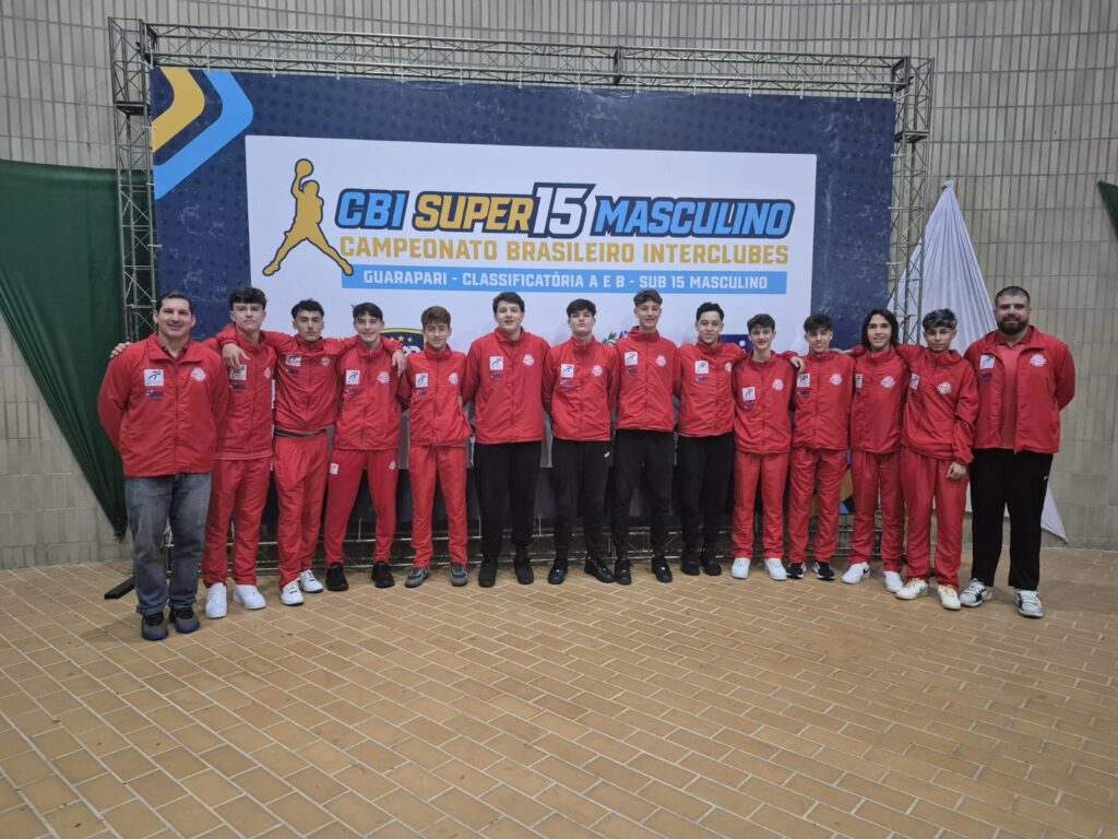 Equipe de basquete da LDPG perfilada, com o agasalho vermelho da agremiação, durante a disputa do Campeonato Brasileiro Interclubes em Guarapari-ES