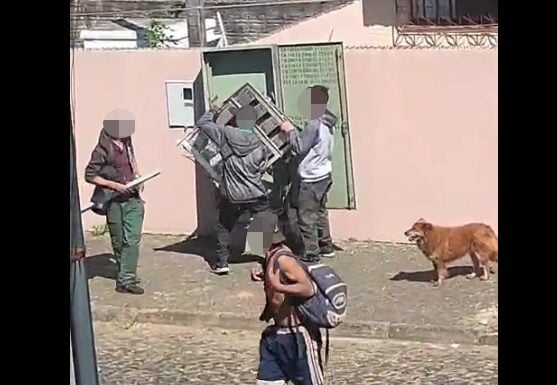 Flagrande furto de armário de telefonia em Ponta Grossa