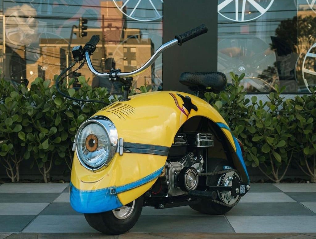 Fusconeta customizada para remeter aos personagens minions, em azul e amarelo